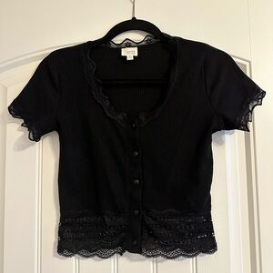 Fitted black crop-top
